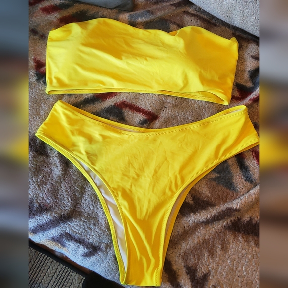 Bikini - Picture 1 of 7